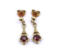 Auktion 334 / Los 1004 <br>Paar alte Gold Ohrringe mit Granat, Gold 0.333, L. 2,1cm, zus. 1,9g.