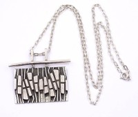 Auktion 334 / Los 1017 <br>Halskette mit großen Anhänger, Silber, Kette L. 54cm, zus. 24,9g. Anhänger 38x39mm