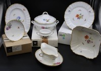Auktion 334 / Los 8001 <br>22 Serviceteile, KPM Berlin, Rocaille, Blumenbemalung, teilw. orig. Kartons, Deckelterrine, Sauciere, ovale Platte, Gemüseschale, 6x Suppentassen, 6x flache Teller, 6x kl. Dessertteller.