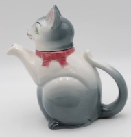 Auktion 334 / Los 9003 <br>Scherkanne, Katze, polychr. Bemalung in Unterglasur, nur Nr. 10907, kl. Abplatzer, H-ca. 21cm.