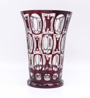 Auktion 334 / Los 10001 <br>Hohe Vase, rot überfangen, H. 24cm, D. 17,5cm