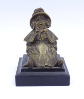 Auktion 334 / Los 15004 <br>sitzendes Bronze Mädchen auf Sockel, H. 7,5cm
