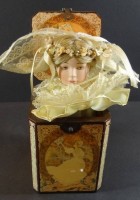 Auktion 334 / Los 16005 <br>Vintage Enesco Box "Elizabeth" mit Spieluhr und Puppe, 1889, H-16 cm, 16x16 cm, gut erhalten und funktionstüchtig