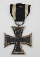 Auktion 334 / Los 7011 <br>Eisernes Kreuz, 2. Kl. am Band, 1. WK, undeutl. Herstellerpunze auf Ring