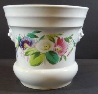Auktion 334 / Los 8011 <br>Blumen-Übertopf mit Blumenmalerei, Löwenköpfen, H-17 cm, D-18 cm, einige kurze Altrisse