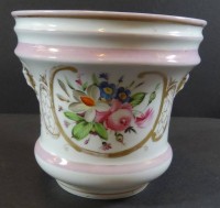 Auktion 334 / Los 8013 <br>Biedermeier-Blumenübertopf mit Blumenmalerei, Golddekor berieben, ansonsten gut erhalten, H-16 cm, D-17,5 cm