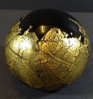 Auktion 334 / Los 10002 <br>Paperweight, England, unterseitig bezeichnet,, Isle of Wight, sowie signiert " Michael Harris", H-8,5cm ca. D-10cm