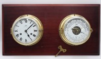 Auktion 334 / Los 2005 <br>Glasenuhr und Barometer, Schatz Royal Mariner, auf Holz montiert, Werk läuft, Schlüssel anbei, ca. D-15,5cm, Brett 57 x 30cm.