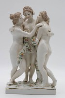 Auktion 334 / Los 8018 <br>Figurengruppe, Drei Grazien, gemarkt, nach antikem Vorbild, florale Bemalung, H-25cm B-15cm.