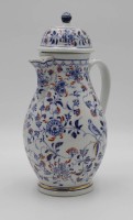 Auktion 334 / Los 8019 <br>schöne frühe Kaffeekanne, Rauenstein, Stabrippen, Blumen-u. Vogeldekor, Tülle bestossen, Griff geklebt, H-26cm.