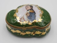 Auktion 334 / Los 8020 <br>Zierdose, Limoges, Napoleon Portrait, älter, H-4,5cm B-8,5cm.