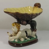 Auktion 334 / Los 9009 <br>figürl. Majolika-Schale, oberer Rand mit Abplatzer, H-16cm