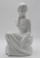 Auktion 334 / Los 9012 <br>Figur, sitzendes Mädchen, ungemarkt, H-32cm.