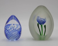 Auktion 334 / Los 10003 <br>2x eiförmige Paperweights, 1x Blume, ca. H-9cm.