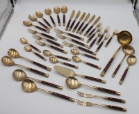 Auktion 334 / Los 15009 <br>41tlg, Besteck, wohl Gallo/V&amp;B, Messing/Holz, 11x div. Vorlegeteile, je 6x, Messer, Gabeln, Esslöffel, KKaffeelöffel u. Kuchengabeln.