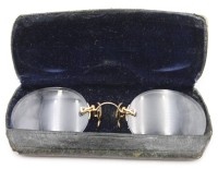 Auktion 334 / Los 15010 <br>Nasenkneifer, älter, Bügel Gold um 9ct (gepr.), 1x Glas beschädigt.