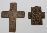 Auktion 334 / Los 15017 <br>2x Bronze-Kreuze, wohlö Taufbeigaben o.ä., neuzeitl. , ca. 13,8 x 11cm und 8,5 x 7,5cm.