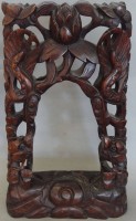 Auktion 334 / Los 15505 <br>reich beschnitzte Stand-Halterung für Tischglocke, wohl Rosenholz, China, 41,5x25 cm