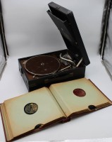 Auktion 334 / Los 16017 <br>Koffer-Grammophon "Electrola" mit einem Album Schellackplatten, funktionstüchtig