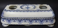 Auktion 334 / Los 9021 <br>Schreibtischablage, blau bemalt, ohne Tintenfässer, Blaumalerei und blaues Firmenzeichen, 25x11 cm, H-6 cm