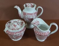 Auktion 334 / Los 9026 <br>kl. Portionskanne mit Milch-Zucker, wohl England, rotes Dekor mit Fuchs und Jagdreiter,  Altersspuren, Kanne  H-13 cm