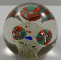 Auktion 334 / Los 10005 <br>Paperweight mit Blüten, H-7 cm, D-7,5 cm