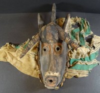 Auktion 334 / Los 15023 <br>rituelle Maske, Afrika, H-40 cm, B-22 cm, Altersspuren, Stoff zerfranst