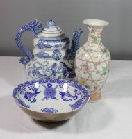 Auktion 334 / Los 15511 <br>kl. Porzellankonvolut, China/Japan, Teekanne, Schale und Vase diese bestossen, ca. H-20cm.