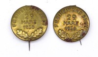 Auktion 334 / Los 7019 <br>2x Anstecknadeln, 29.März 1936, Freiheit und Brot