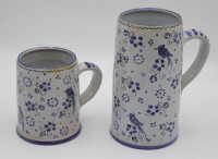 Auktion 334 / Los 9027 <br>2x div. Bierkrüge, florale Blaumalerei, gemarkt, wohl Niederlande, ca. H-18,5cm u. 12cm.