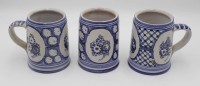 Auktion 334 / Los 9028 <br>3x Bierkrüge, florale Blaumalerei, gemarkt, wohl Niederlande, ca. H-12,5cm.