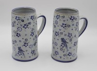 Auktion 334 / Los 9029 <br>paar hohe Bierkrüge, Blumen-u. Vogelbemalung, gemarkt, wohl Niederlande, ca. H-19cm.