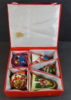 Auktion 334 / Los 10011 <br>Glas-Weihnachtsbaum-Schmuck in Kasten, wohl China? Kasten H-8 cm, 19x21 cm