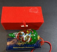 Auktion 334 / Los 10013 <br>Glas-Tannenzapfen in OVP, mit Beschreibung, L-12 cm, wohl China