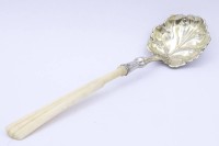 Auktion 334 / Los 11033 <br>Alter Vorlegelöffel, Silber gepr., Beingriff, L. 20cm