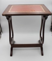 Auktion 334 / Los 14005 <br>kl. Stil-Beistelltisch, wohl England, Gebauchsspuren, H-51,5cm B-41,5cm T-32,5cm.