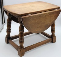Auktion 334 / Los 14006 <br>kl. Beistelltisch, Stil, ca. H-40cm B-33,5cm&gt;69,5cm, T-50cm.
