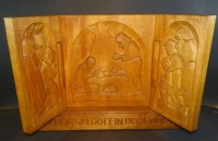 Auktion 334 / Los 15030 <br>geschnitzter Holz-Hausaltar, H-39 cm, B-unten 51 cm, ausgeklappt 64 cm
