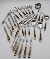 Auktion 334 / Los 15031 <br>Jagdbesteck, Anton Wingen/Solingen, Modell Othello, Hirschhorngriffe, Edelstahl, 30tlg., 6x div. Vorlegeteile, und je 6x Messer, Gabeln, Kaffeelöffel und Esslöffel.