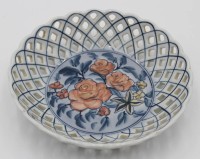 Auktion 334 / Los 15515 <br>Durchbruch-Schale, Thailand, florales Dekor, H-4,3cm D-17,5cm.