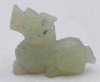 Auktion 334 / Los 15518 <br>kl. wohl Jade-Schnitzerei, China, Tempellöwe, ca. H-5,5cm.