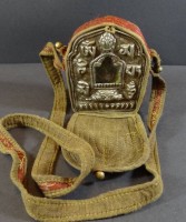 Auktion 334 / Los 15527 <br>buddhistischer Reisealtar in Stofftasche mit Trageriemen, wohl Nepal/Tibet?, Metall, H-12 cm, B-10 cm