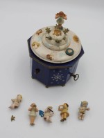 Auktion 334 / Los 16021 <br>alte Erzgebirge Spieluhr, Steinbach, stark beschädigt, Werk läuft, Figuren lose anbei, Alters-u. Gebrauchsspuren, H-16,5cm D-15cm.