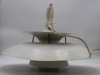 Auktion 334 / Los 16025 <br>Deckenlampe, Entwurf Poul Hennigsen für Louis Poulsen, 20. Jhd.,Modell "PH5", weiße Ausführung mit blauen bzw. orangeroten Reflektoren, Metall, D 50cm, Gebrauchsspuren, 1 Delle, kl. Kratzer