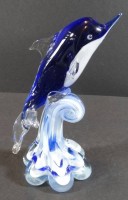 Auktion 334 / Los 10021 <br>Glasobjekt "springender Delfin auf Woge", H-17 cm