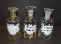 Auktion 334 / Los 10022 <br>3x Apothekengläser, lat. beschriftet, H-15 cm