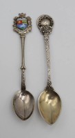 Auktion 334 / Los 11036 <br>2x Zierlöffel, 800/835er Silber, zus. 23gr., ca. L-11,2cm.