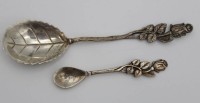 Auktion 334 / Los 11037 <br>Zuckerlöffel und Salierenlöffel, 800er Silber, Rosenmuster, zus. ca. 15gr., L-11cm.