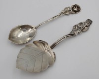 Auktion 334 / Los 11038 <br>Sahnelöffel und kl. Heber, 800/835er Silber, Rosenmuster, zus. 60,5gr., L-17,6cm