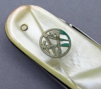 Auktion 334 / Los 16032 <br>Taschenmesser mit Freimaurer Zeichen, Perlmutt-Griffschalen, L-8cm.